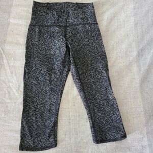 Lululemon crops with mesh leg panel like new